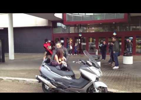 Italianas brigam em público até a roupa rasgar